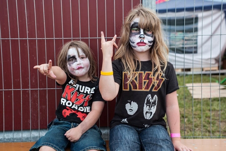 Zwei Kinder mit Kiss-T-Shirts und als Kiss geschmikt